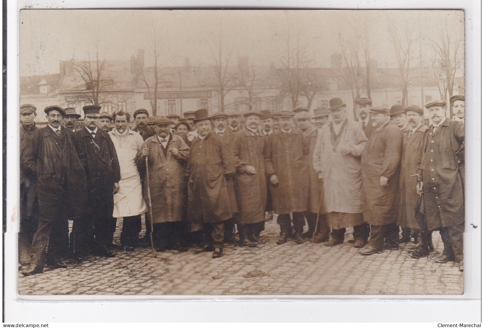 FORMERIE : Carte Photo Du Marché (fabrique De Chaussures) Vers 1910 - Bon état (traces Au Dos) - Formerie