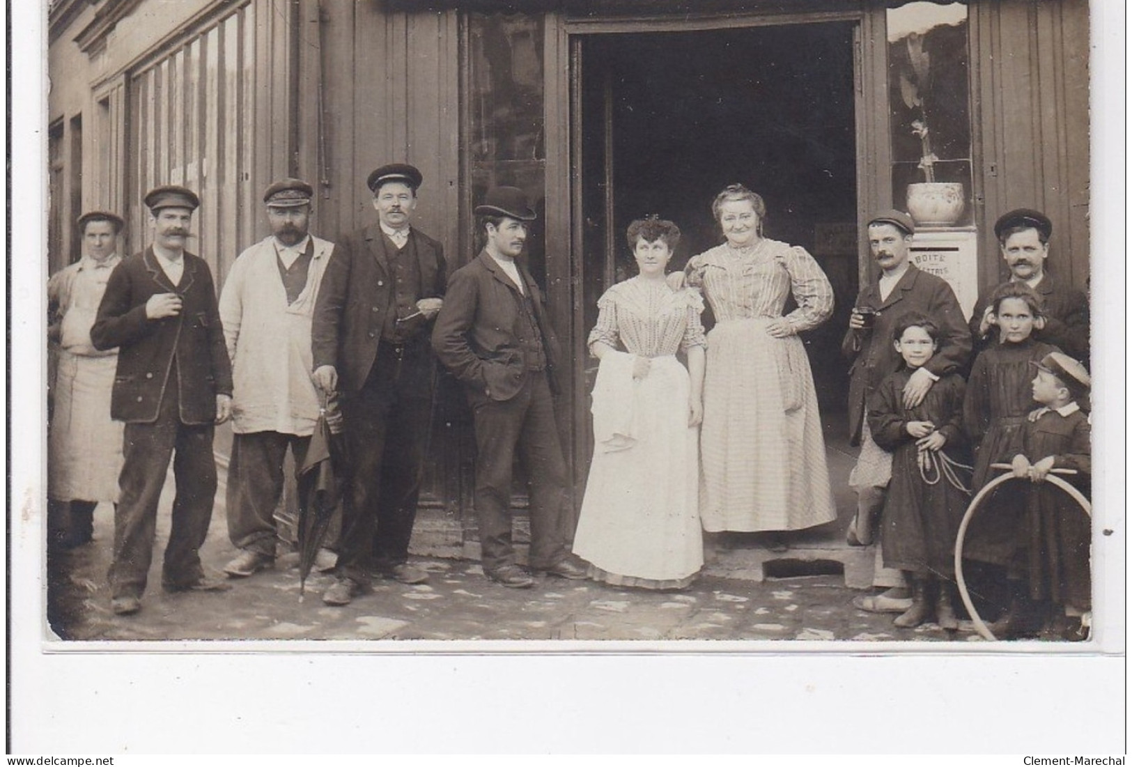 BAGNOLET : Boite Aux Lettres, Les Lilas Rue De Noise-le-sec, Café Maison Millet, Personnages - Très Bon état - Bagnolet