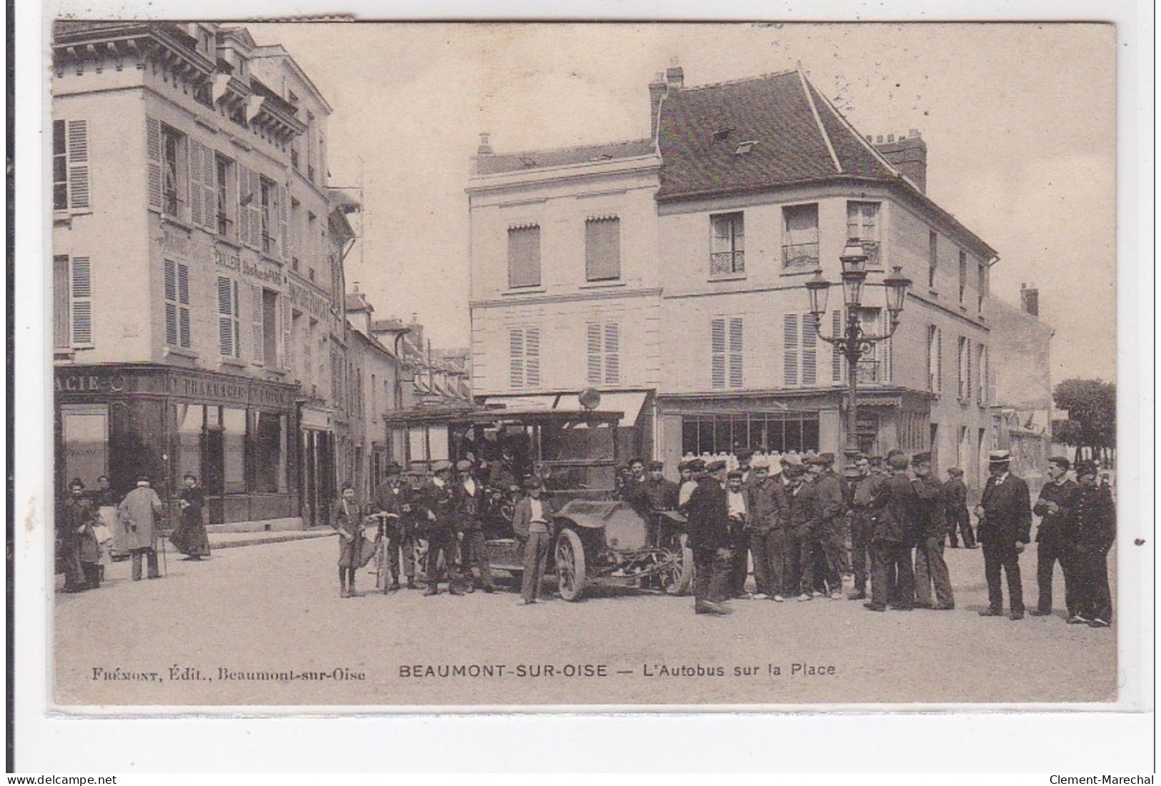 BEAUMONT-sur-OISE : L'autobus Sur La Place - Très Bon état - Beaumont Sur Oise