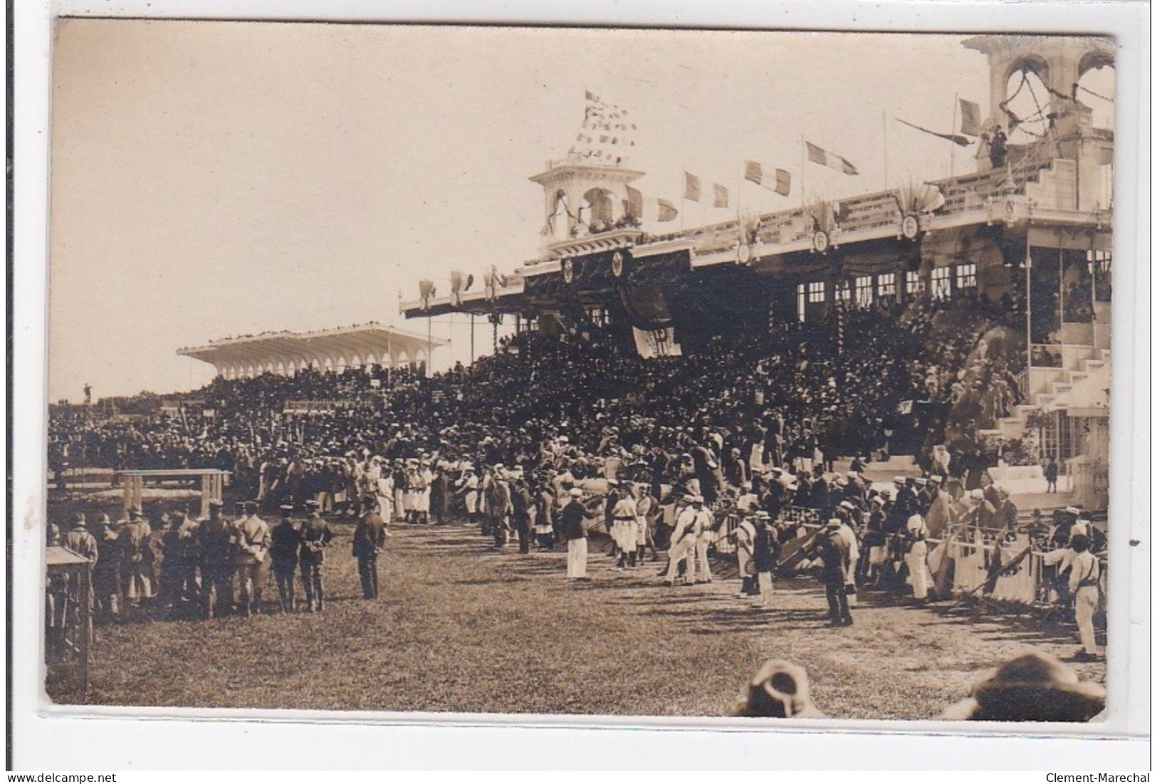 LONGCHAMP : Stade Remplie De Gens, événement - Très Bon état - Andere & Zonder Classificatie