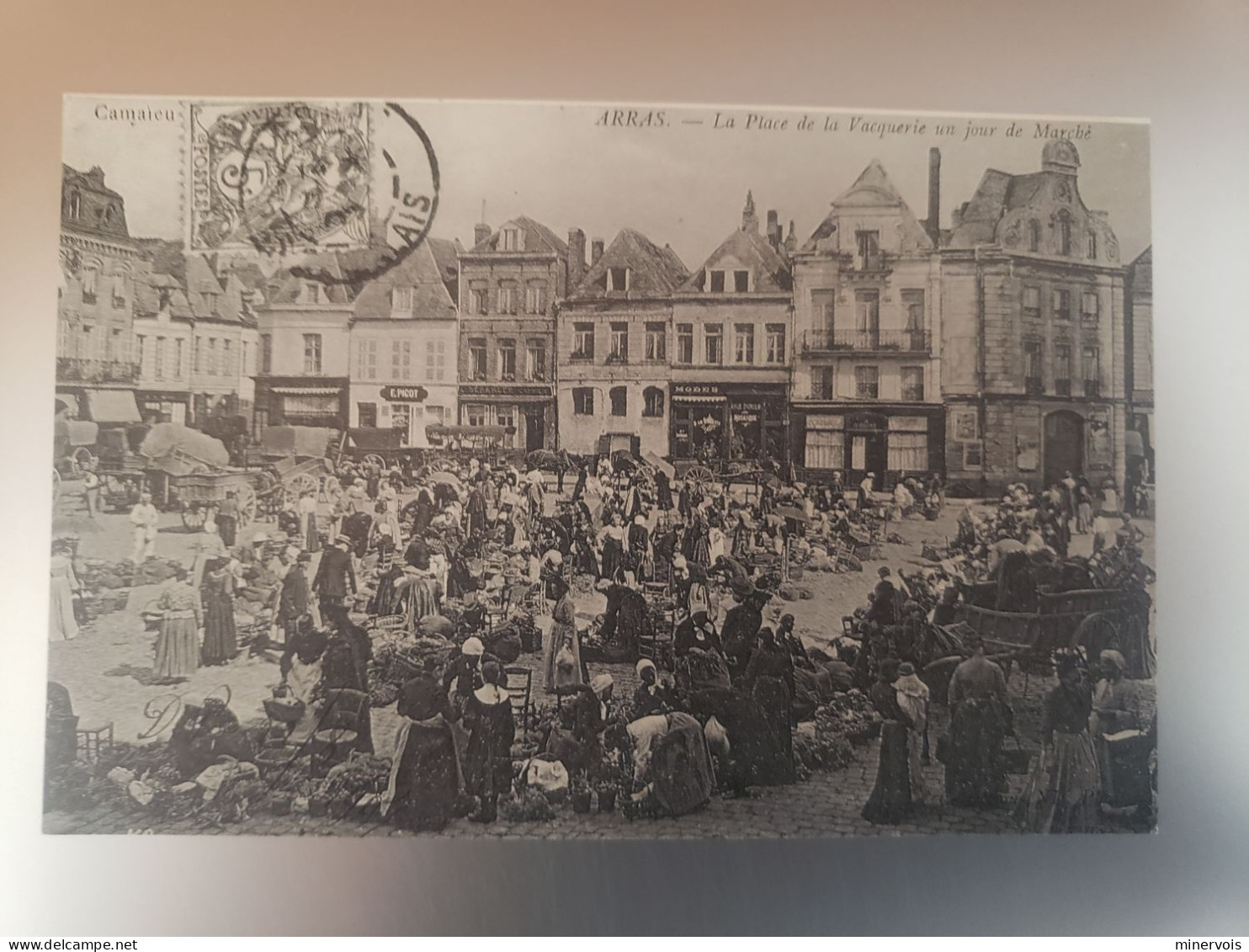 Arras - La Place De La Vacquerie Un Jour De Marché (reedition) - Arras