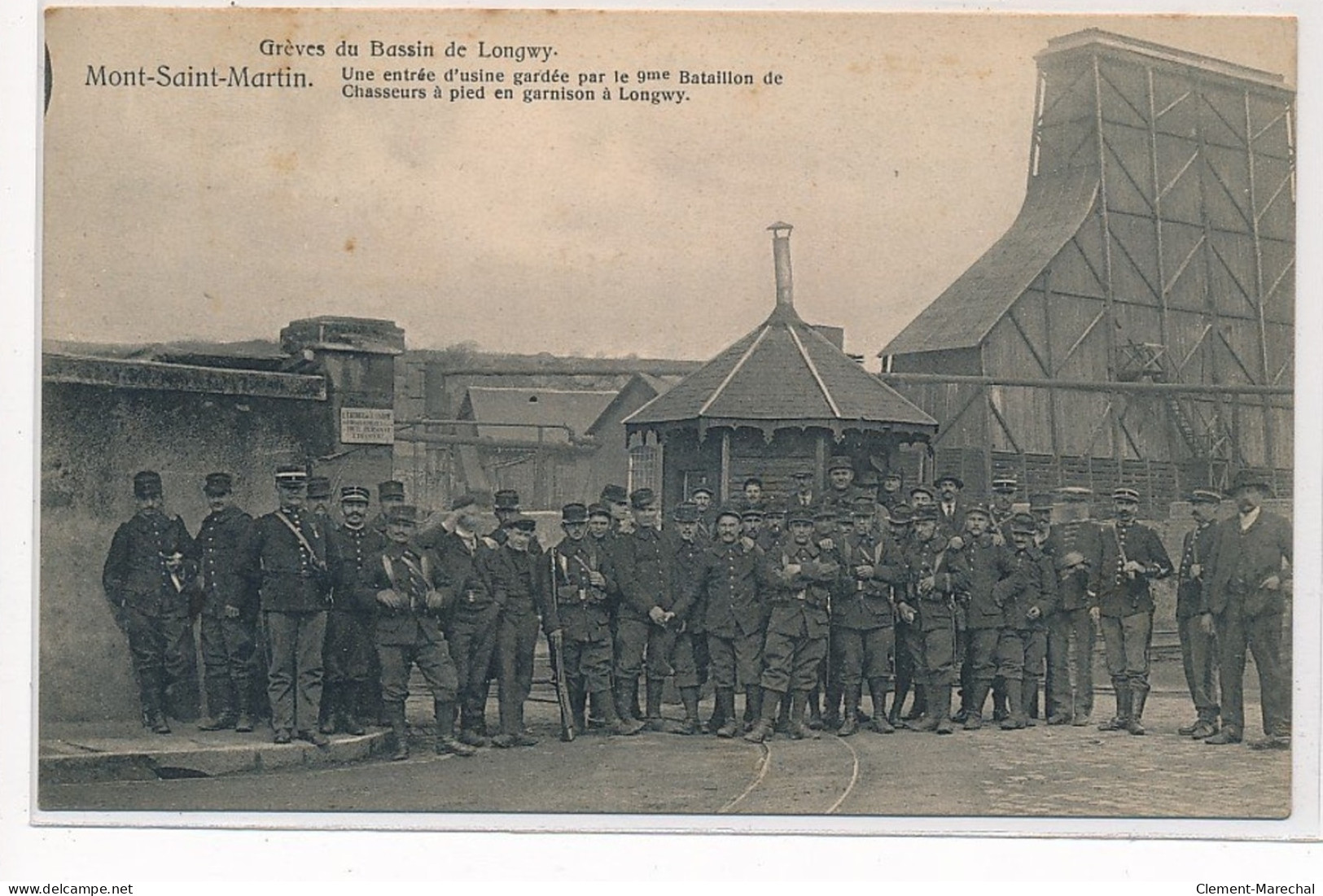 MONT-SAINT-MARTIN : Greves Du Bassin De Longwy, Une Entrée D'usine Gardée Par Le 9me Bataillon - Tres Bon Etat - Autres & Non Classés