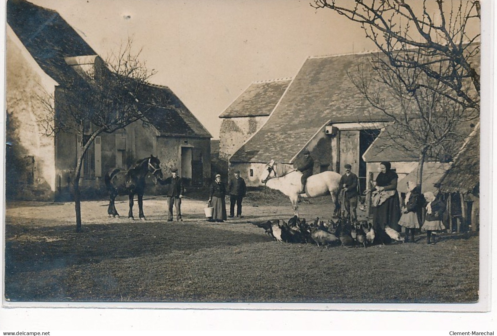 ARGENTEUIL : Interieur Du Village, Personnages, Poules Et Chevaux - Tres Bon Etat - Argenteuil