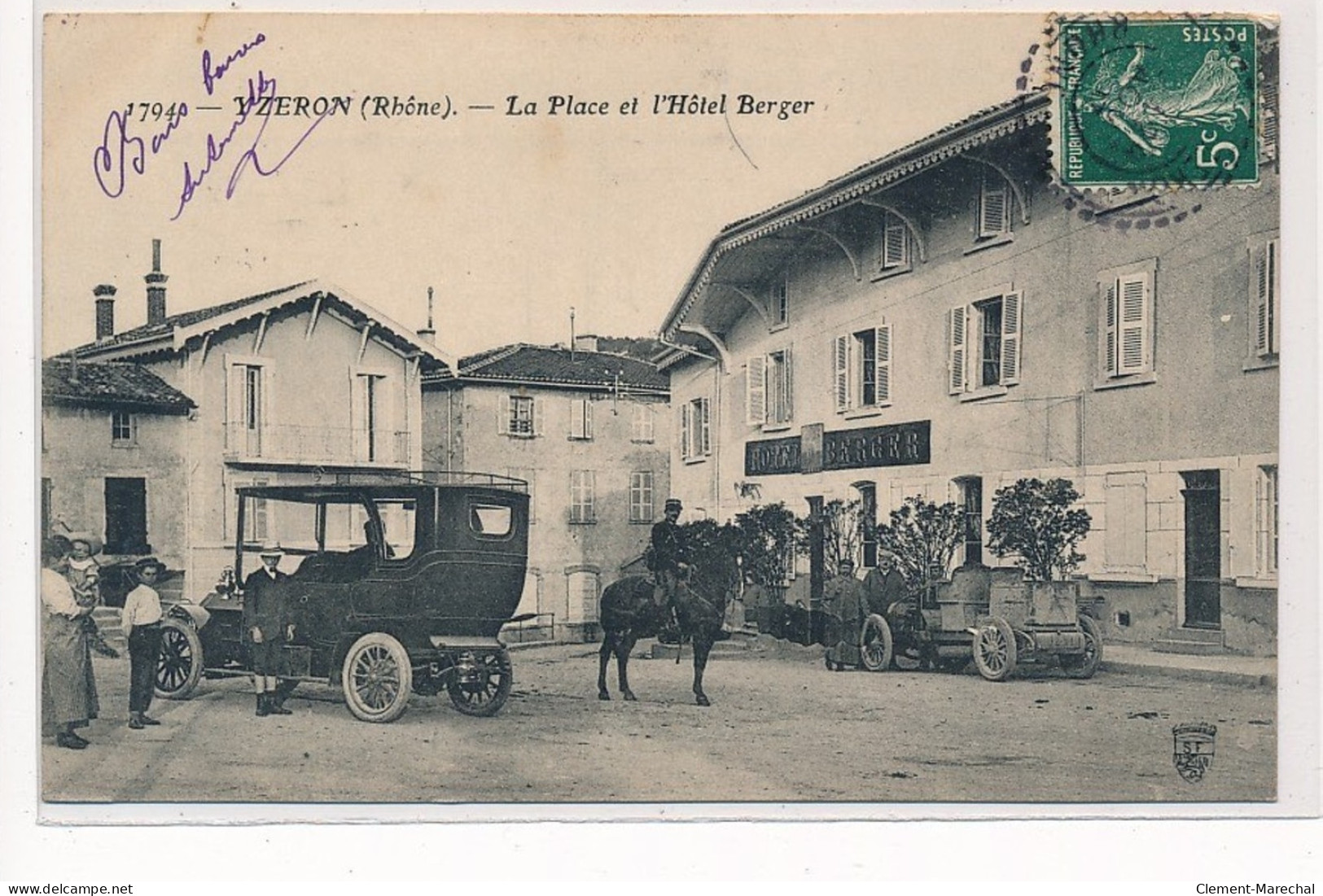 YZERON : La Place Et L'hotel Berger - Tres Bon Etat - Autres & Non Classés