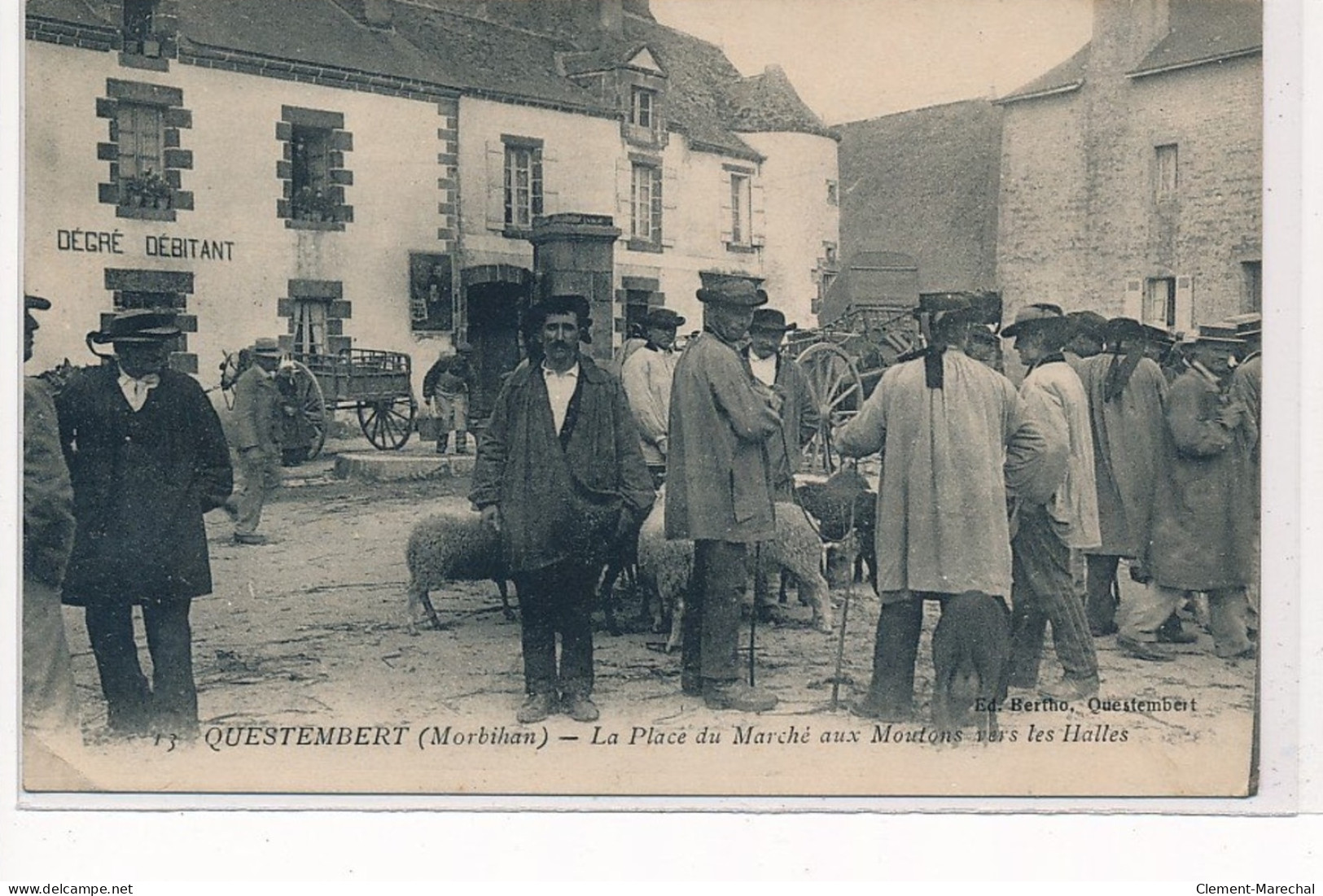 QUESTEMBERT : La Place Du Marché Aux Moutons Vers Les Halles - Etat - Questembert