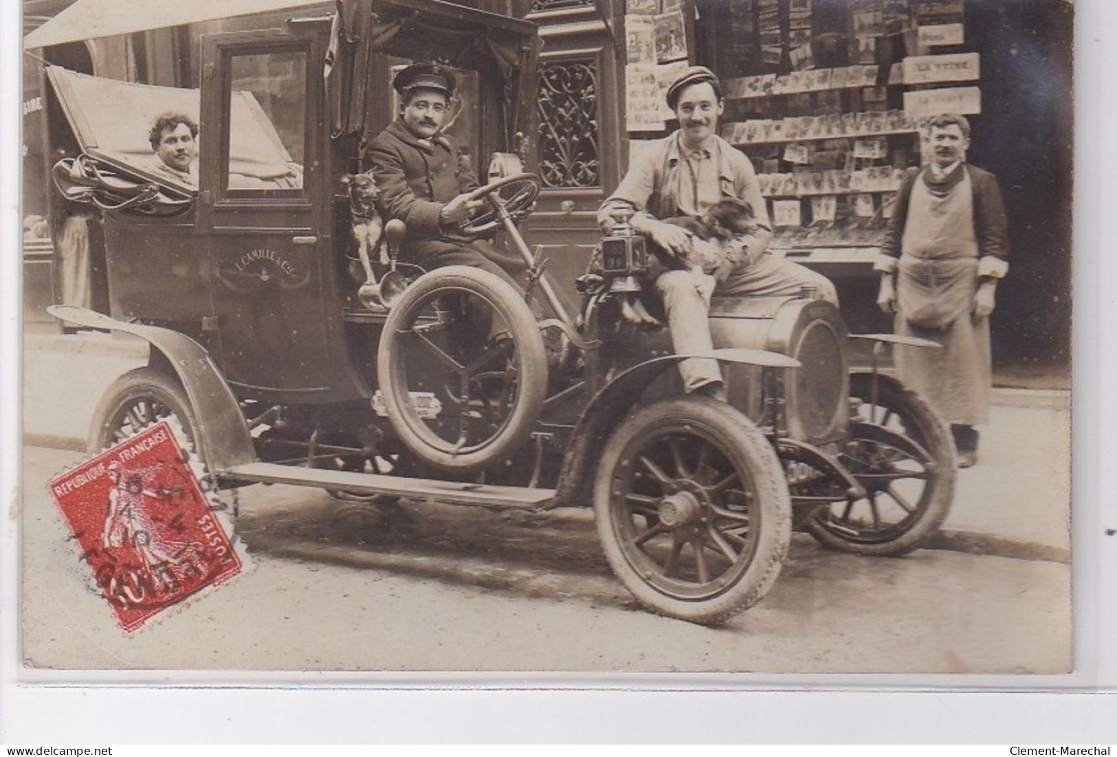 PARIS : Carte Photo D'un Taxi (automobile) (marchand De Journaux Et Cartes Postales - état (collée Dans Un Album) - Nahverkehr, Oberirdisch