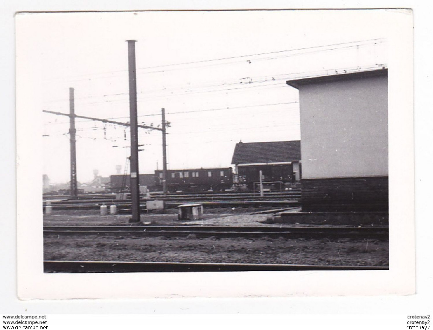 PHOTO Originale TRAINS Wagon Ou Voiture De Train Parc SNCF Dans Les Années 60 - Treinen