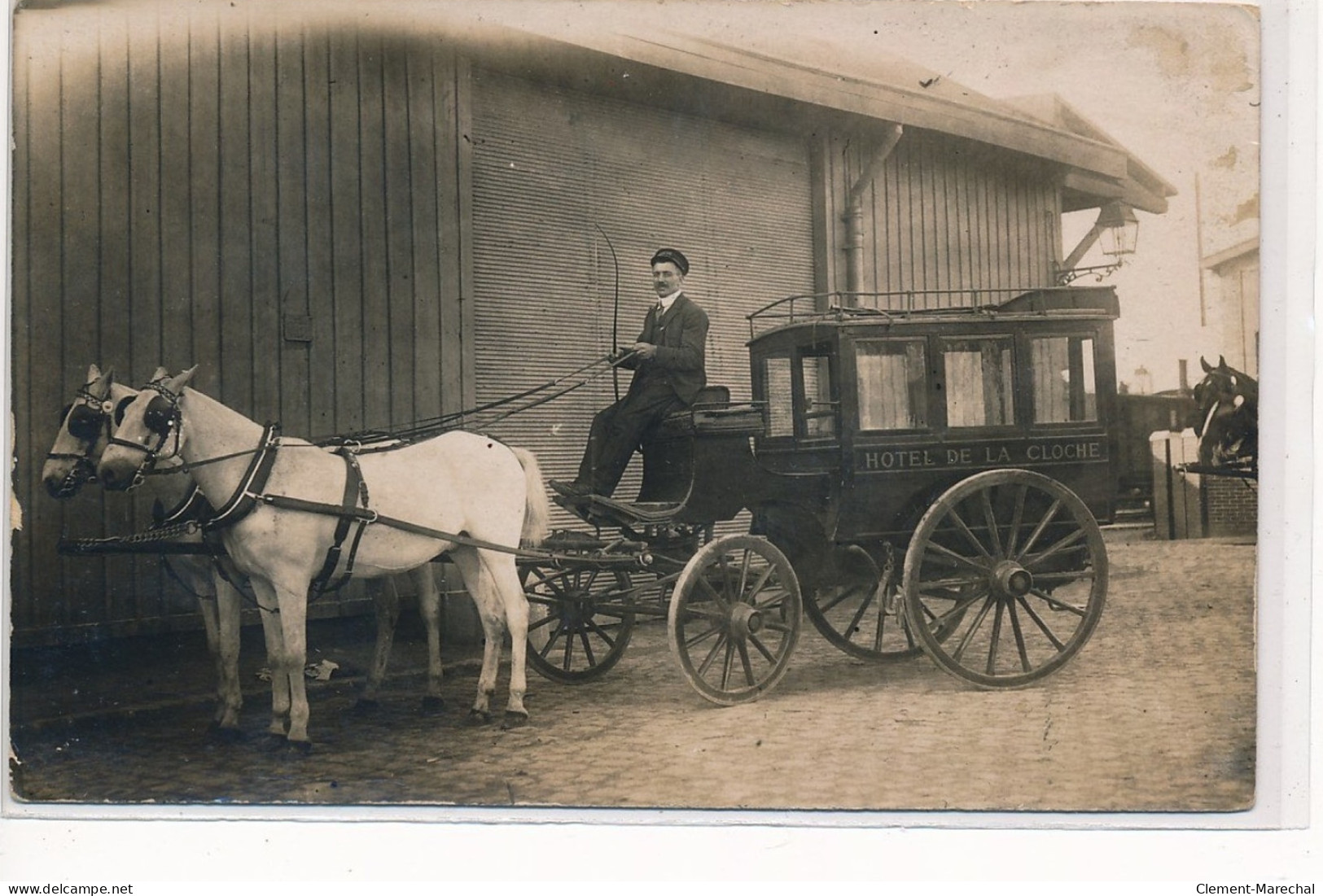 COMPIEGNE : Attelage En Gare, Hotel De La Cloche - Tres Bon Etat - Compiegne