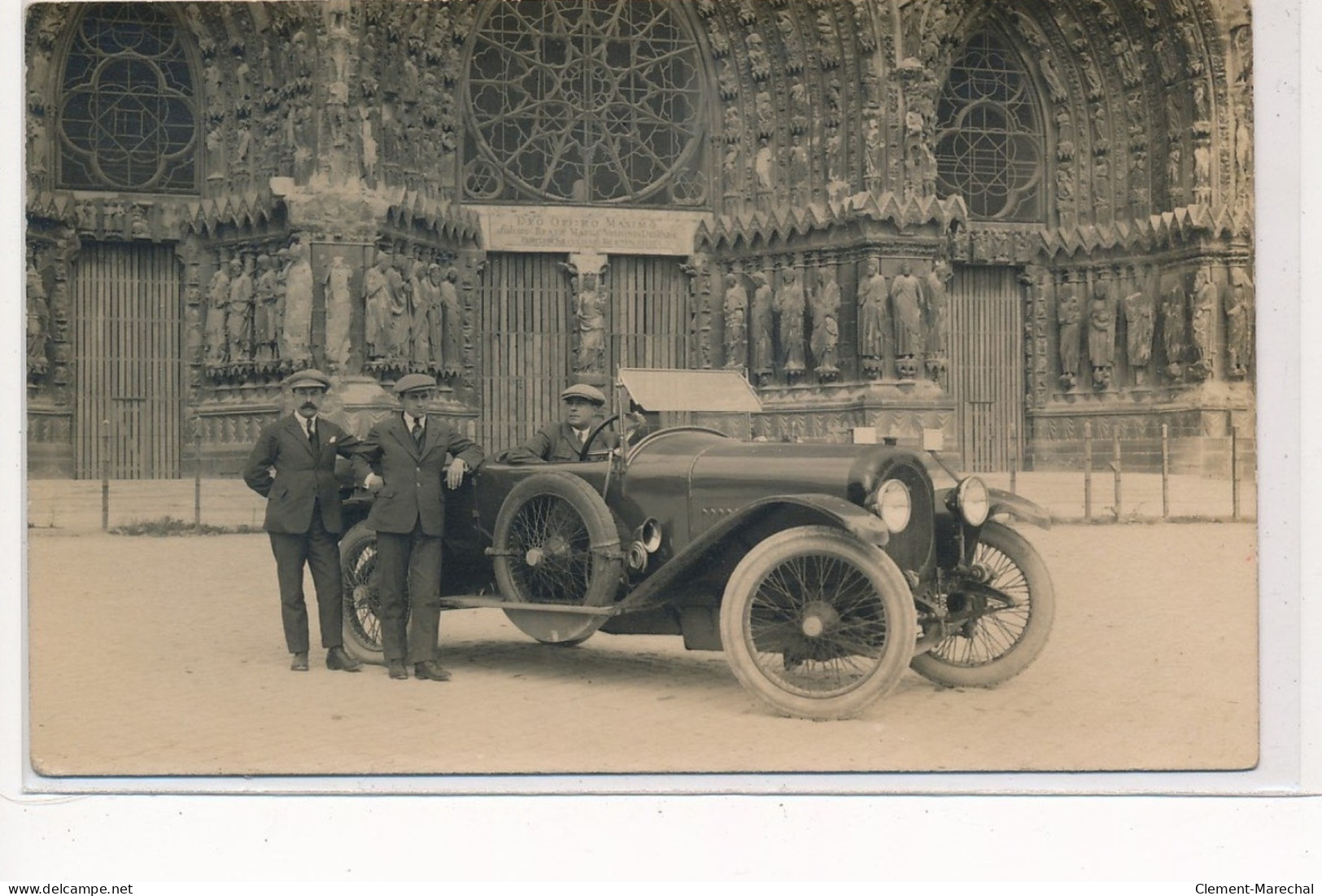 REIMS : Automobile Devant La Cathedrale - Tres Bon Etat - Reims