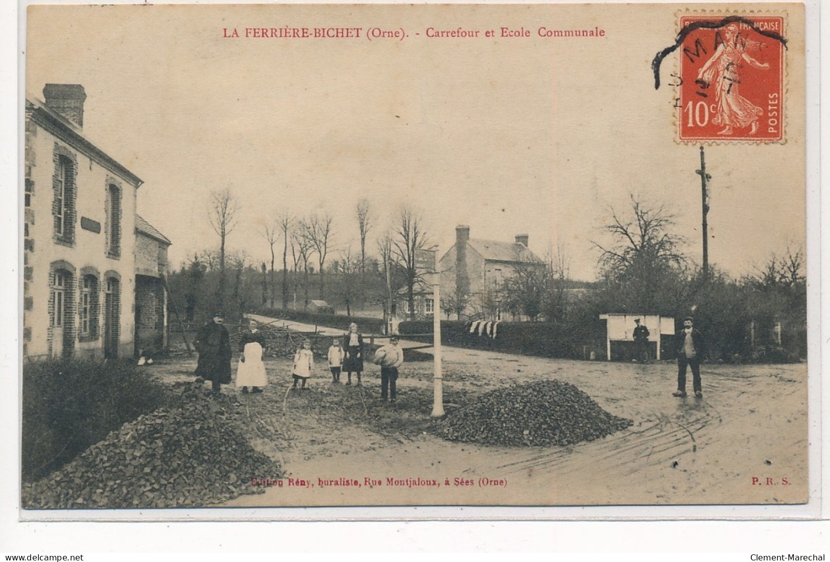 LA FERRIERE-BICHET : Carrefour Et Ecole Communale - Tres Bon Etat - Other & Unclassified