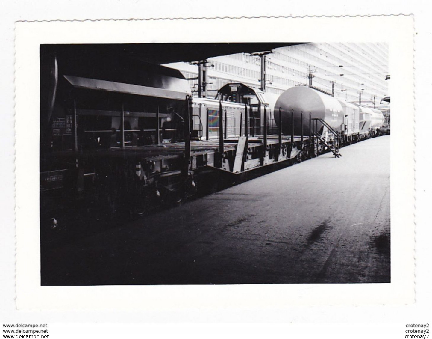 PHOTO Originale TRAINS Rame Wagon Plat à Ranchers Devant Citerne Et Locomotive Diesel En Expo Dans Les Années 60 - Treinen