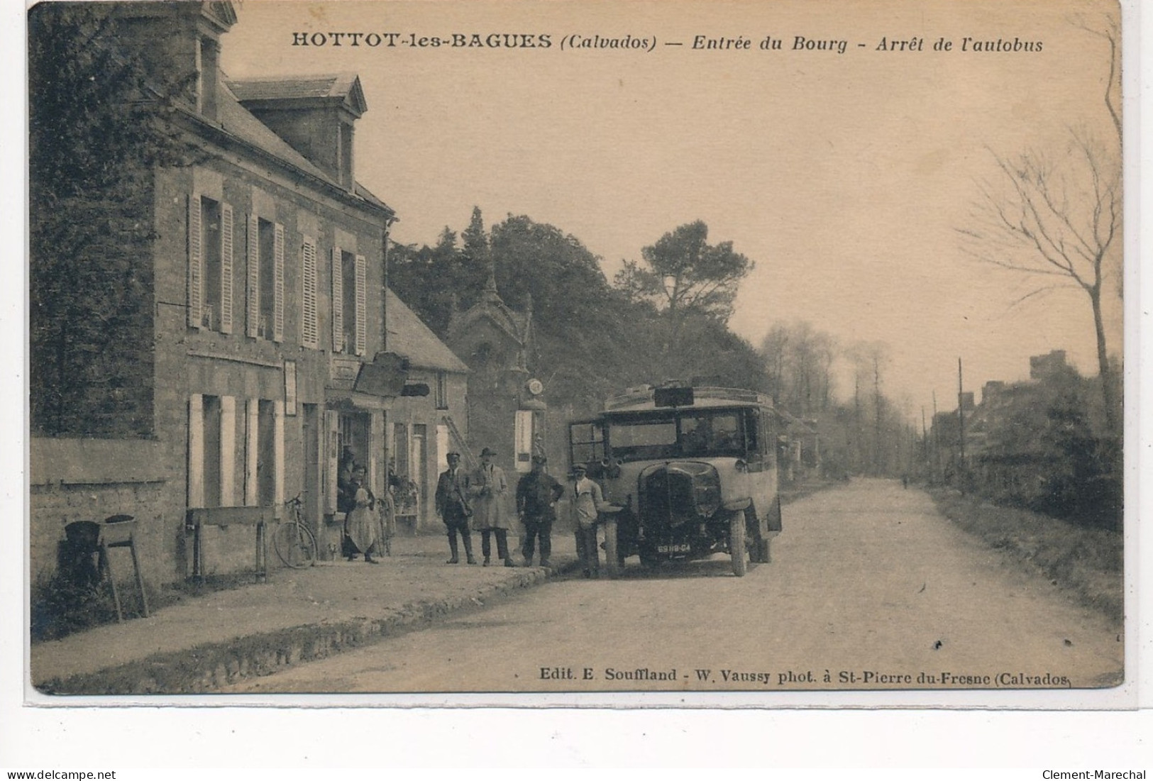 HOTTOT-les-BAGUES : Entrée Du Bourg, Arrêt De L'autobus - Tres Bon Etat - Autres & Non Classés