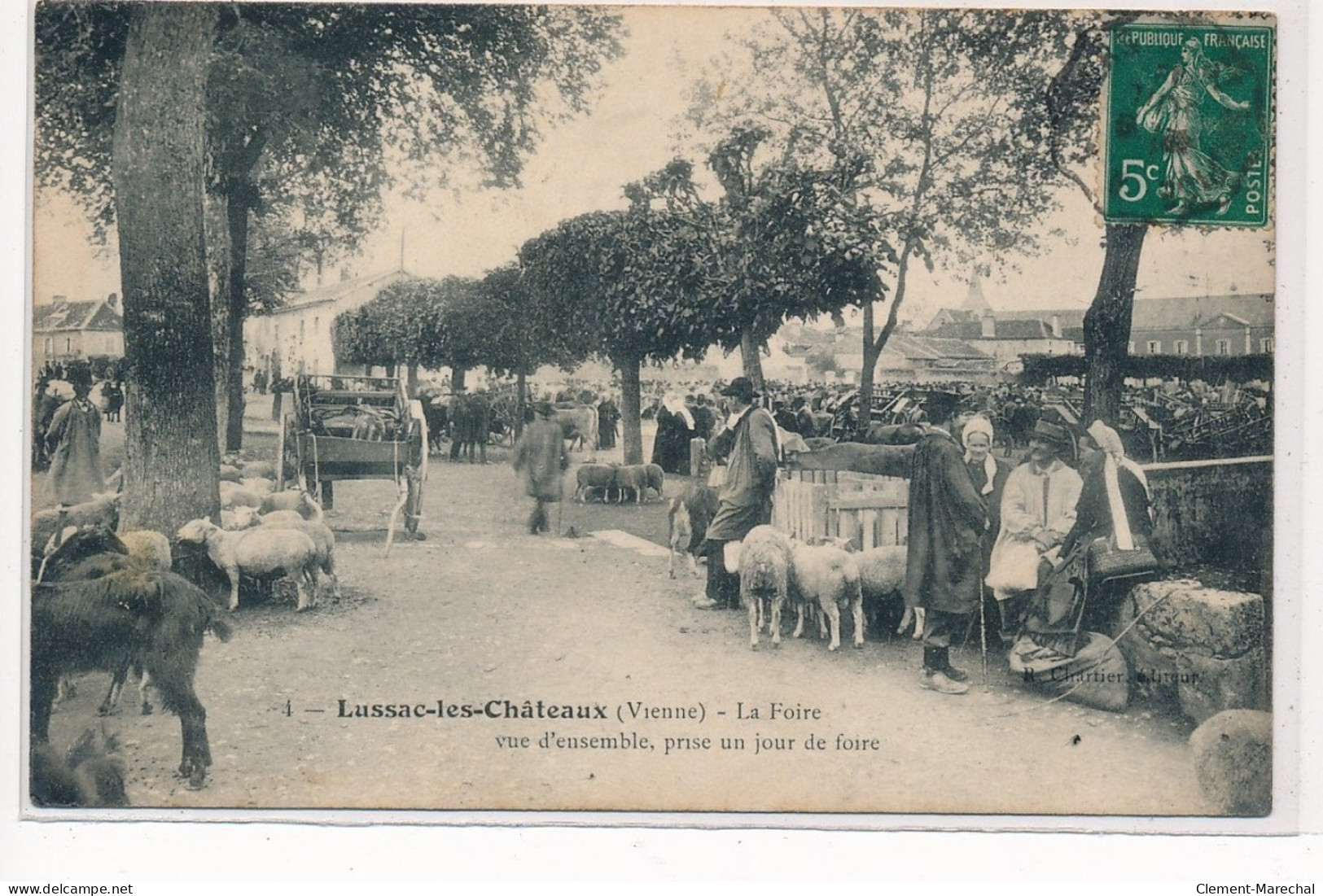 LUSSAC-les-CHATEAUX : La Foire Vue D'ensemble, Prise Un Jour De Foire - Tres Bon Etat - Lussac Les Chateaux