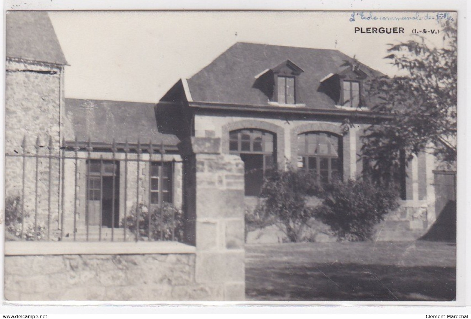 PLERGUER : Vue De L'école Communale Des Filles Vers 1950 - Très Bon état - Andere & Zonder Classificatie