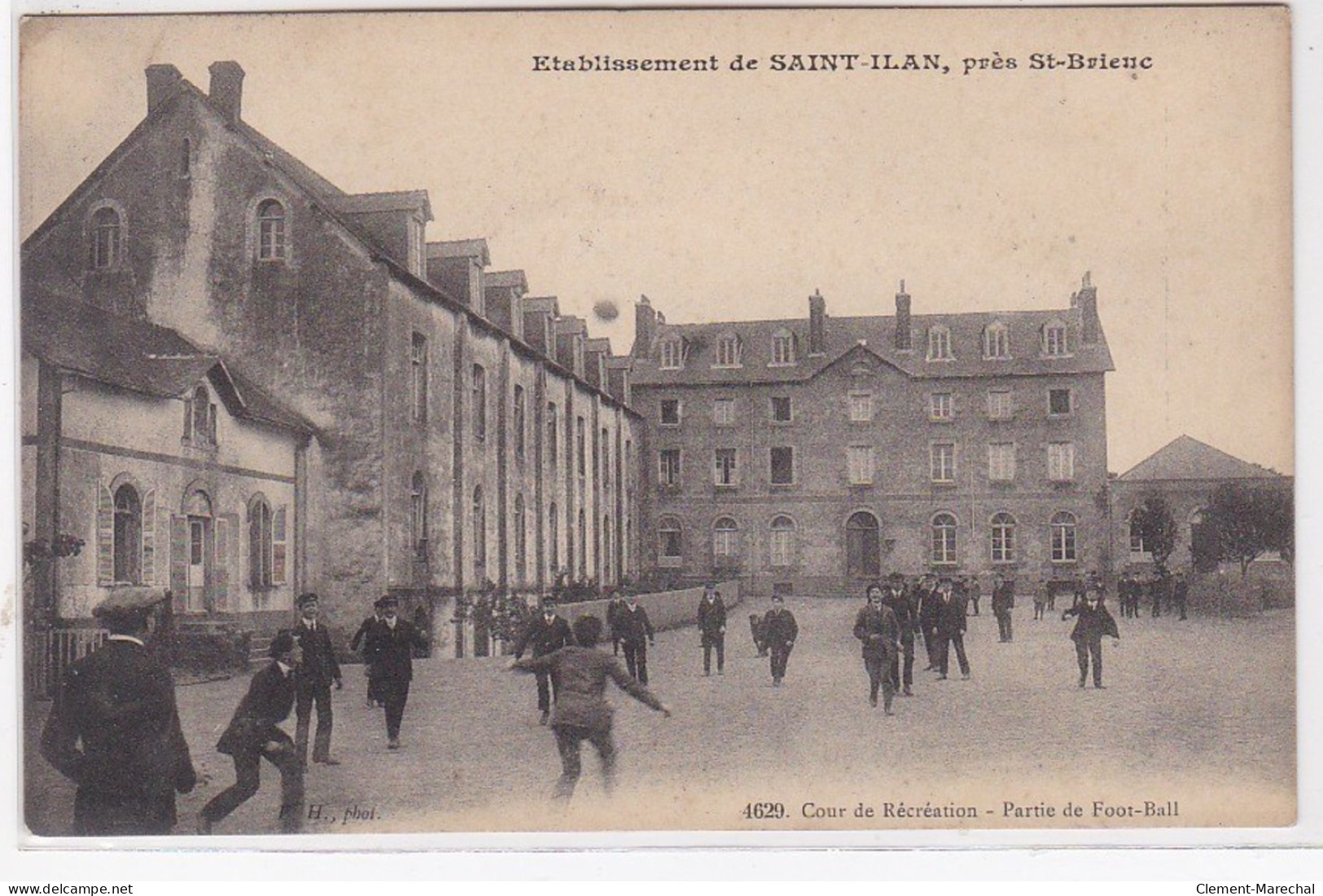 Etablissement De SAINT ILAN Près Saint Brieuc : Cour De Récréation - Partie De Football (sport)- Bon état (trace Au Dos) - Autres & Non Classés