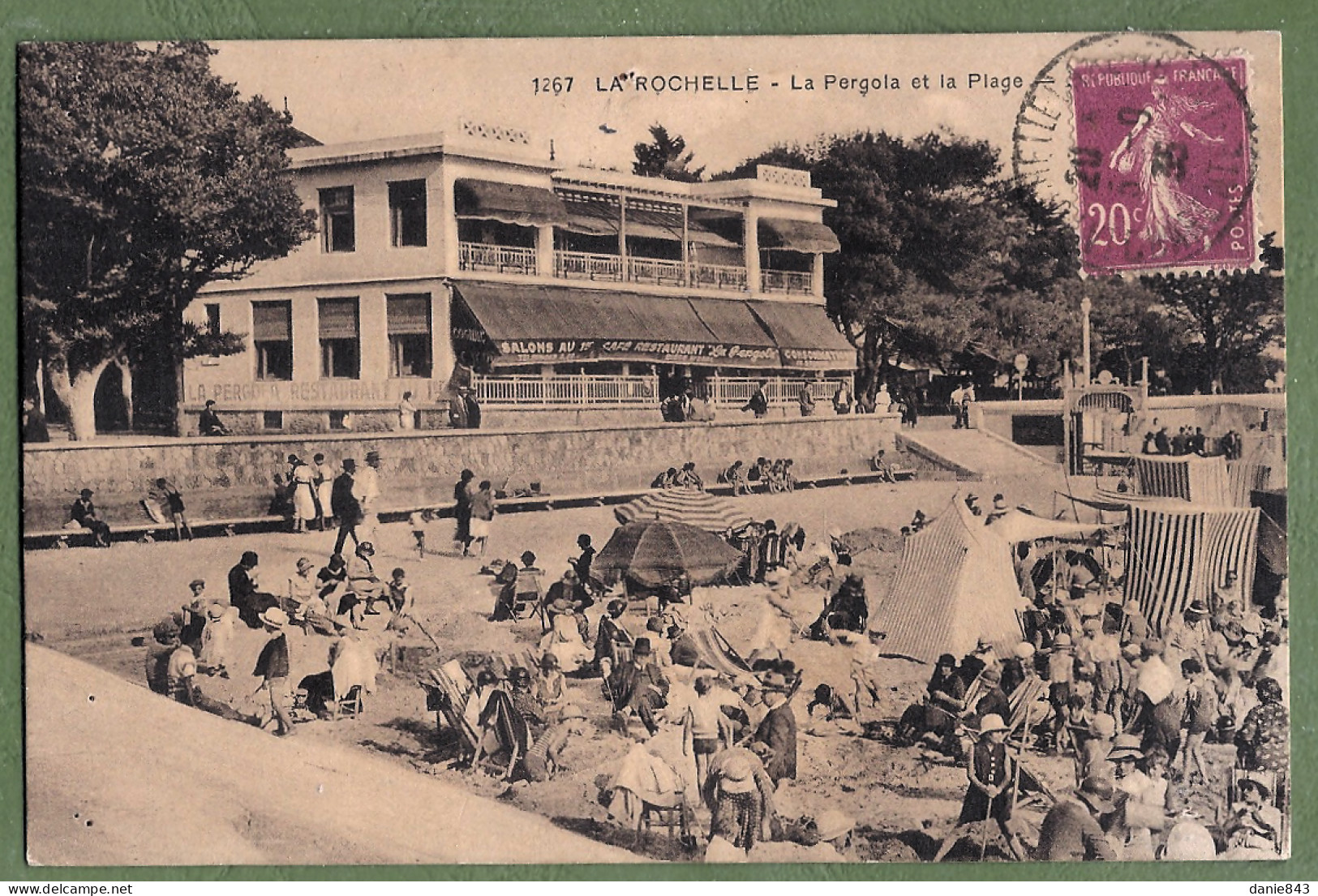 CPA - CHARENTES MARITIMES - LA ROCHELLE - LA PERGOLAS ET LA PLAGE - Belle Animation De Plage - La Rochelle