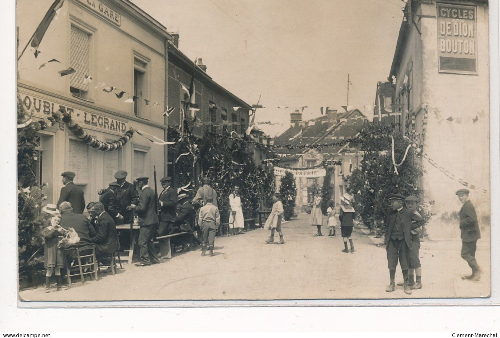 PREROLLES(?) : Cafe De La Gare, Personnages, Cycles De Dion Bouton - Tres Bon Etat - Sonstige & Ohne Zuordnung