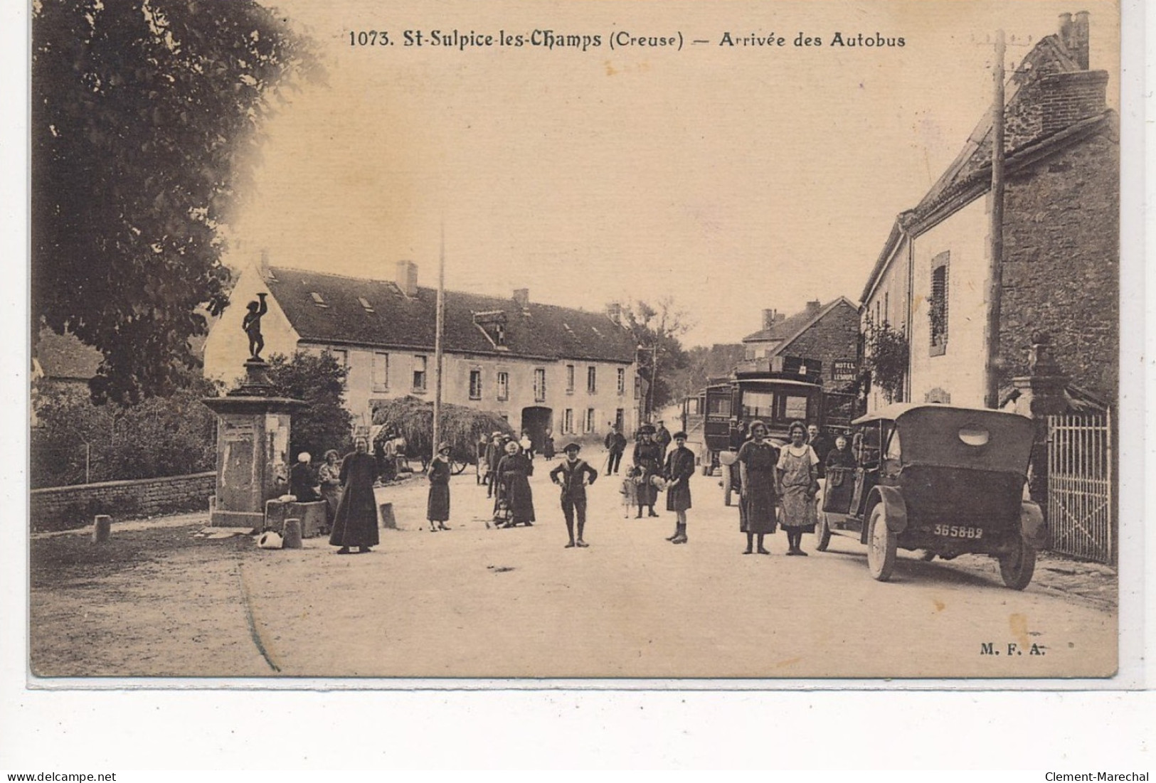 SAINT-SULPICE-les-CHAMPS : Arrivée Des Autobus, Voiture - Tres Bon Etat - Autres & Non Classés