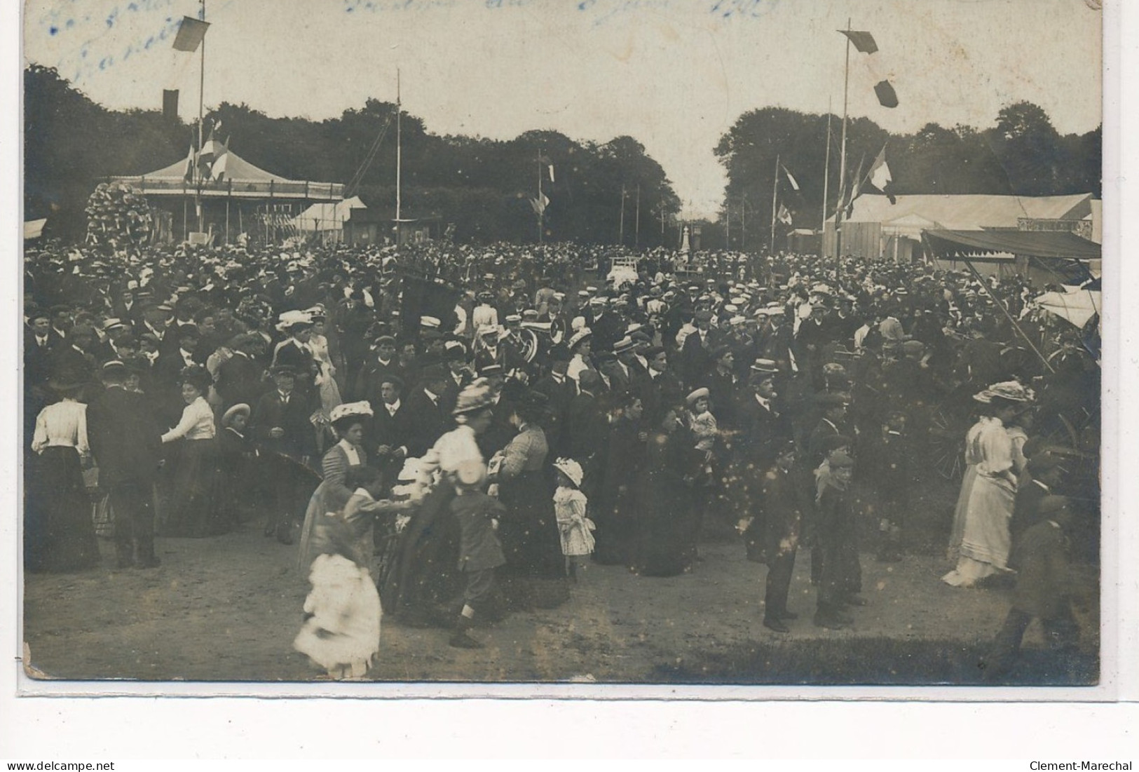 DOURDAN  : Carte Photo D'une Fete Foraine, Manege - Etat - Autres & Non Classés