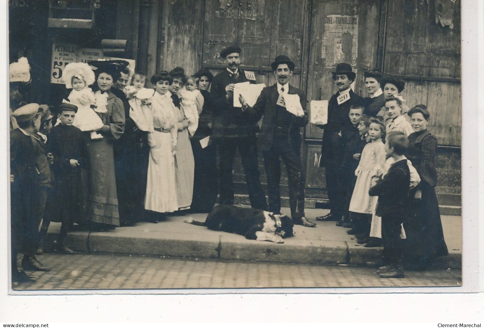 CARTE PHOTO A LOCALISER : Paris(?) Personnages Chien - Tres Bon Etat - Photos