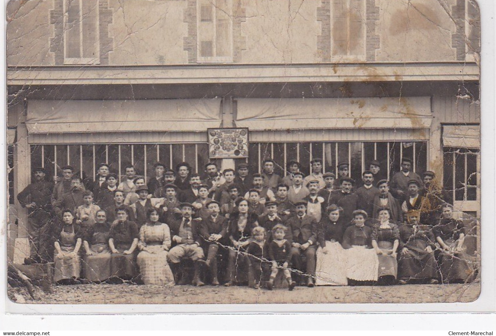 ORBEC : Carte Photo D'un Groupe Posant Devant Un Restaurant - état - Orbec