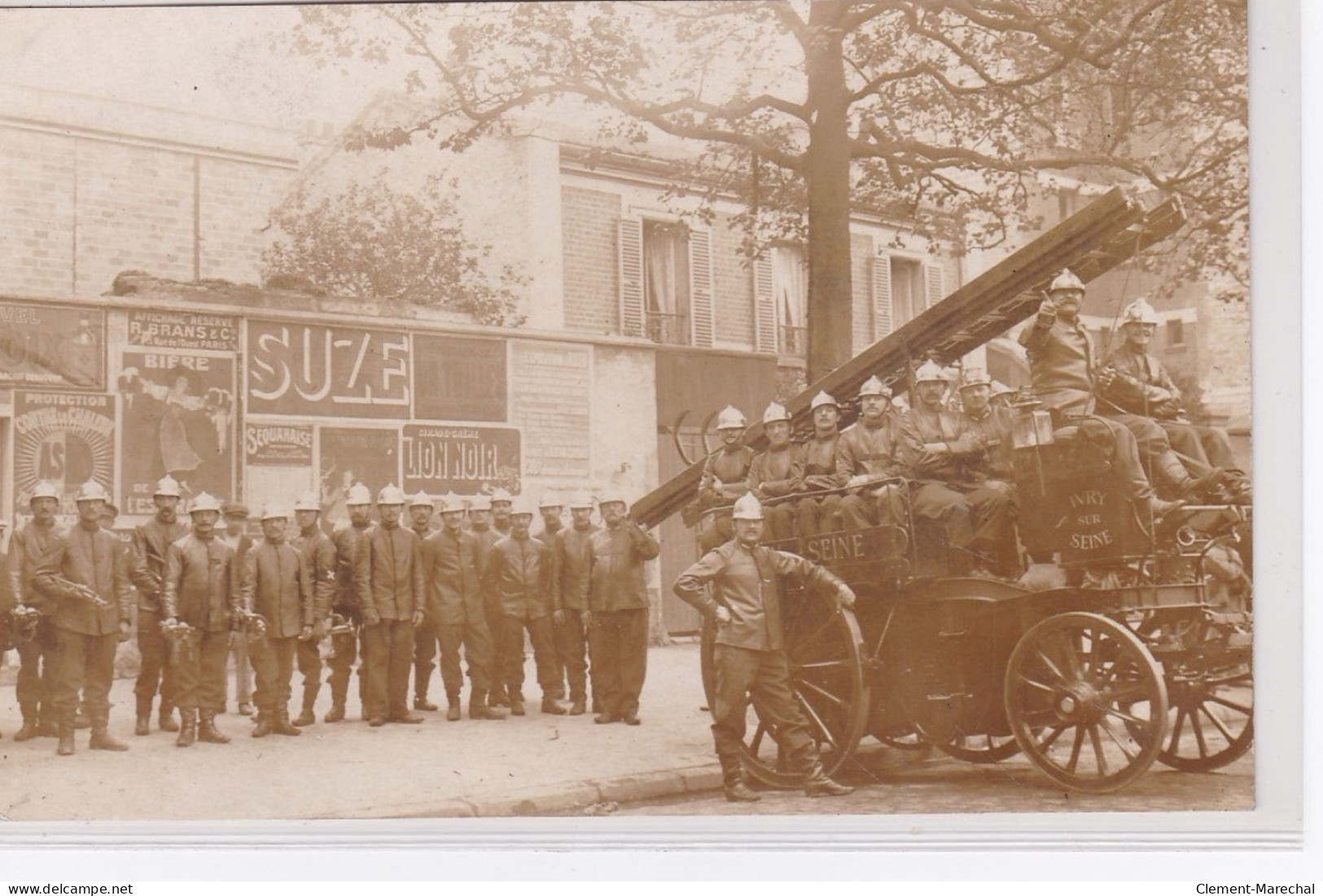 IVRY SUR SEINE : Carte Photo Des Pompiers Et De Leur Camion (affiches Publicitaires En Arriere Plant)- Très Bon état - Ivry Sur Seine