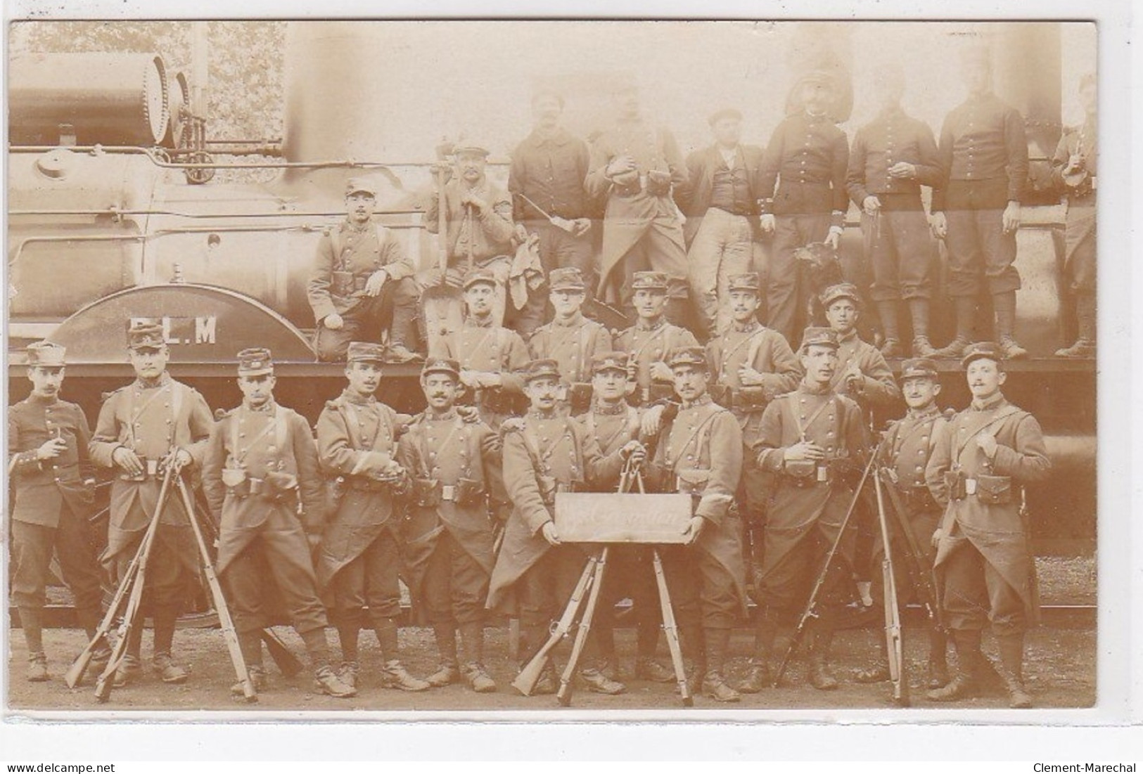 CAVAILLON : Carte Photo De Militaires Devant Une Locomotive - Très Bon état - Cavaillon