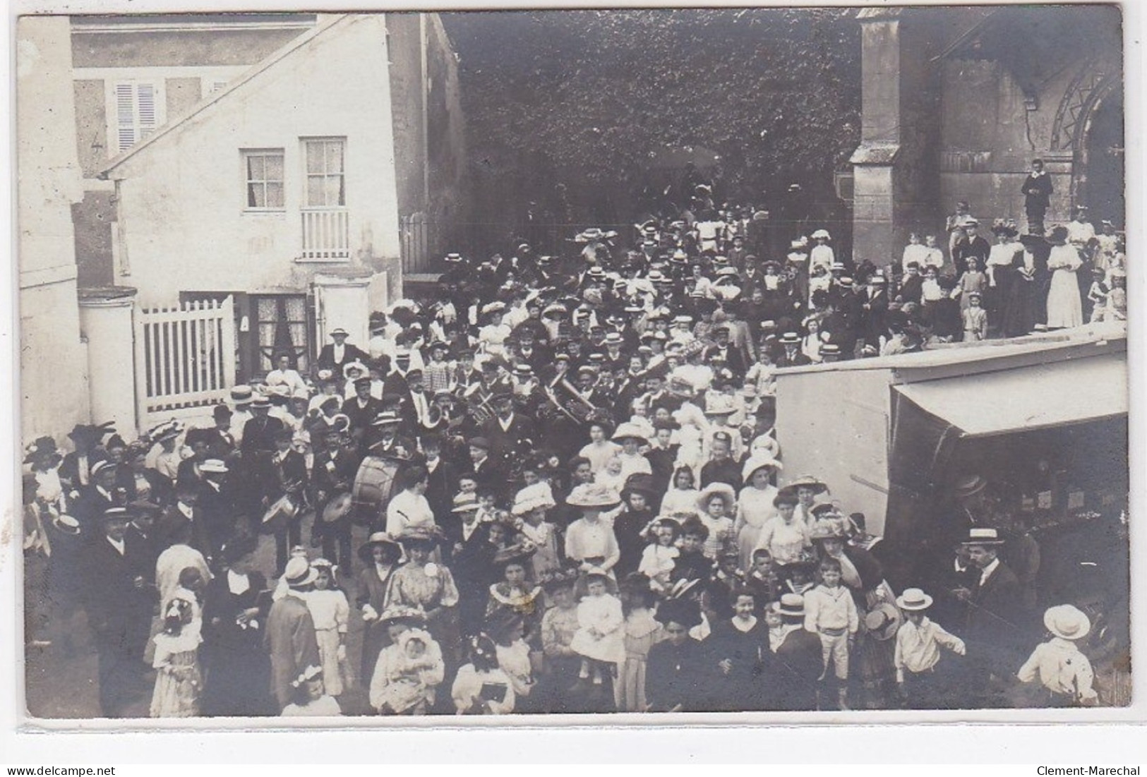 YERRES : Carte Photo D'une Fête (devant L'église) - Très Bon état - Yerres