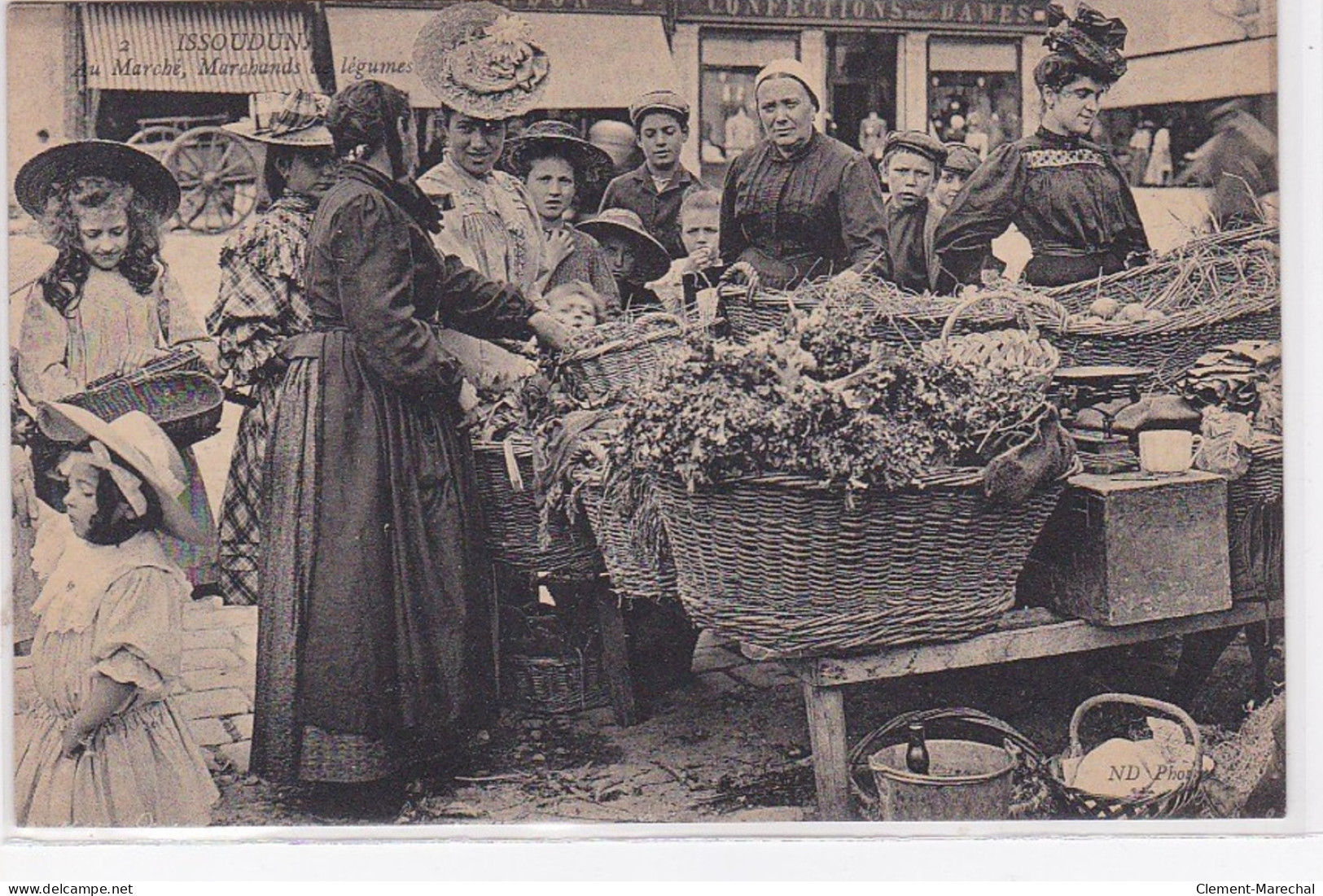 ISSOUDUN : Au Marché, Marchands De Légumes - Très Bon état - Issoudun