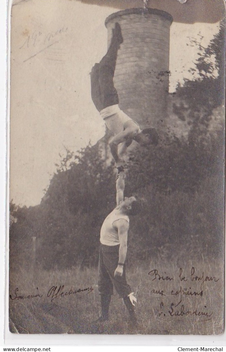 Environs De TOURS : Carte Photo De 2 Acrobates Devant Un Chateau (cirque) - Bon état - Altri & Non Classificati