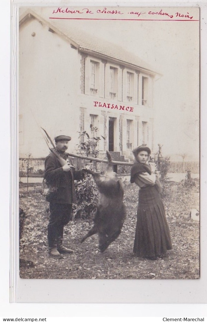 DRUYE : Carte Photo D'un Retour De Chasse Aux Cochons Noirs (devant La Mairie) - Très Bon état - Altri & Non Classificati