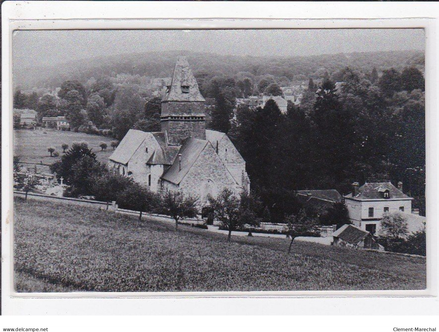LYONS LA FORET : Carte Photo Du Village  - L'église - (procédé Photo Rare) - Très Bon état - Lyons-la-Forêt