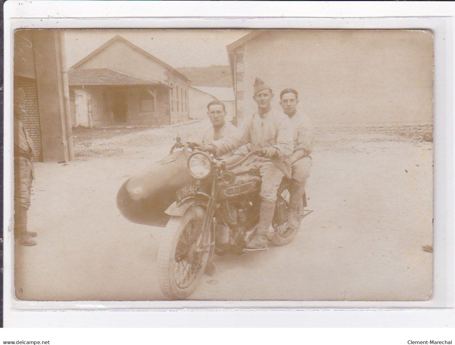 MOTO : Lot De 2 Cartes Photo De Militaires Au Camp De Mourmelon Dont Une Avec Un Side Car - Très Bon état - Moto