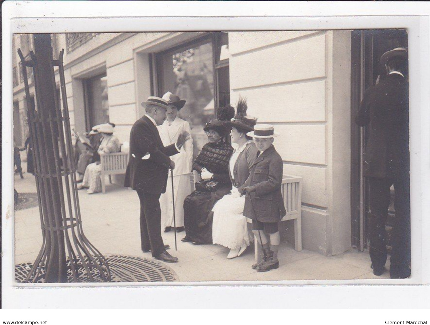 VICHY : Carte Photo D'un Groupe De Personnes Devant La Banque De La Société Générale - Très Bon état - Vichy