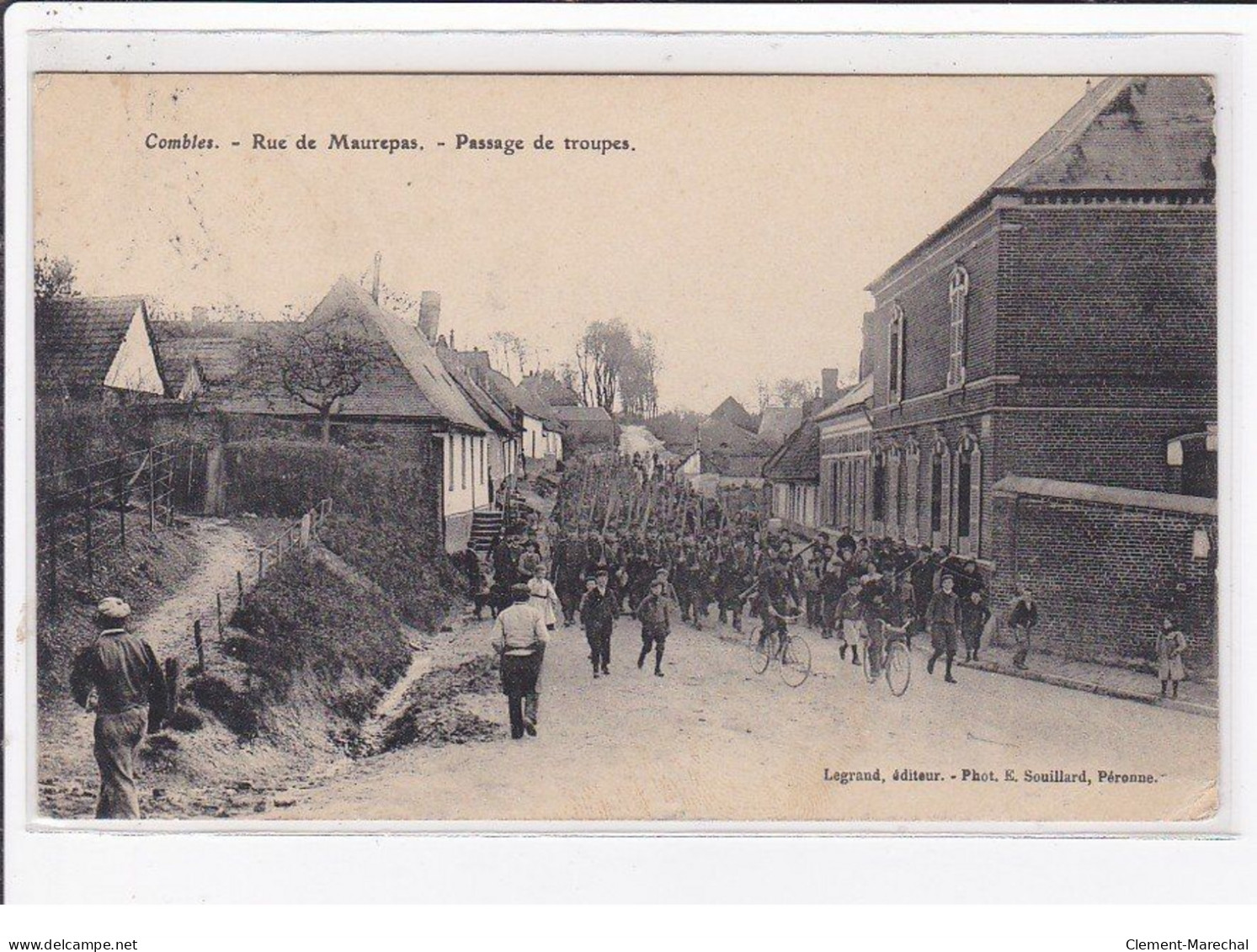 COMBLES : Rue De Maurepas - Passage De Troupes (militaire) - Très Bon état - Combles