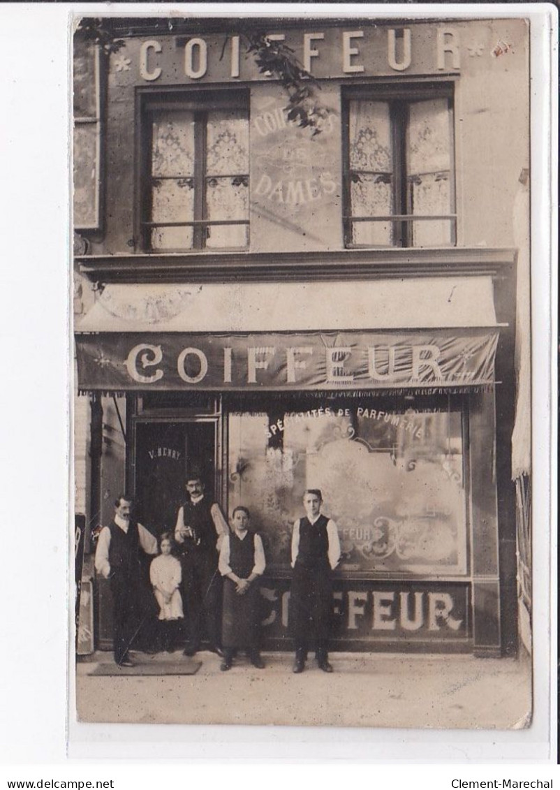 A LOCALISER : Carte Photo D'un Salon De Coiffure HENRY (coiffeur) - Très Bon état - Photos