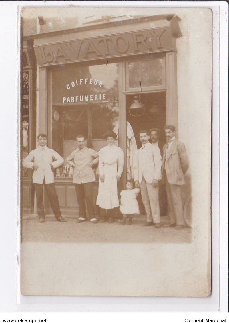 A LOCALISER : Carte Photo D'un Salon De Coiffure (coiffeur - Lavatory) - Très Bon état - Photos