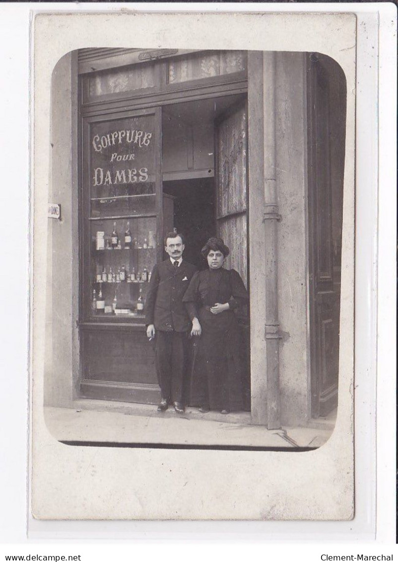 A LOCALISER : Carte Photo D'un Salon De Coiffure (coiffeur) -  Très Bon état - Fotos