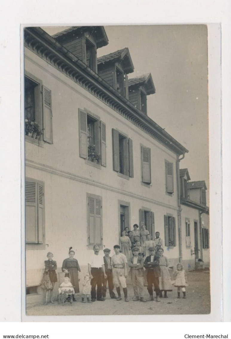 A LOCALISE : Carte Photo - Groupe De Personnes Devant Une Maison - Très Bon état - Strasbourg