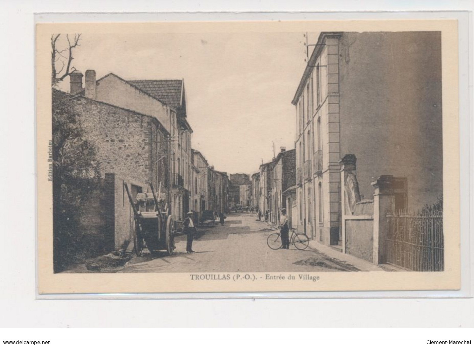 TROUILLAS - Entrée Du Village - Très Bon état - Sonstige & Ohne Zuordnung