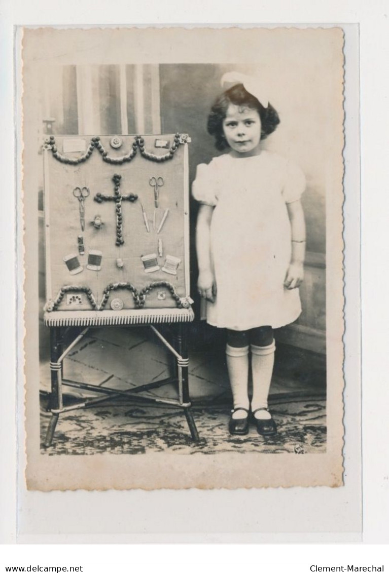 Carte Photo - Petite Fille - Présentoir à Couture - Très Bon état - Andere & Zonder Classificatie