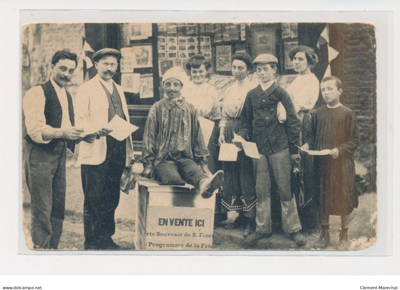 CHARLEVAL - Groupe Devant Un Magasin De Cartes Postales - Programme De La Fête - état - Other & Unclassified