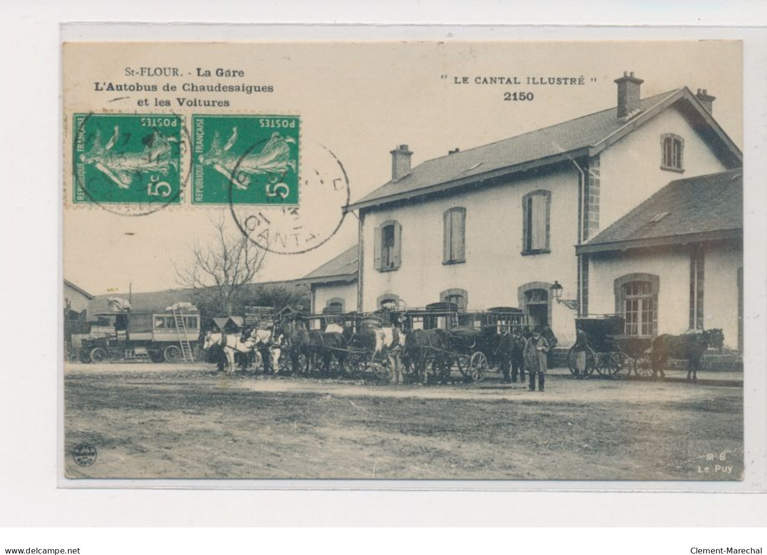 SAINT FLOUR - La Gare - L'autobus De Chaudesaigues Et Les Voitures - état - Saint Flour