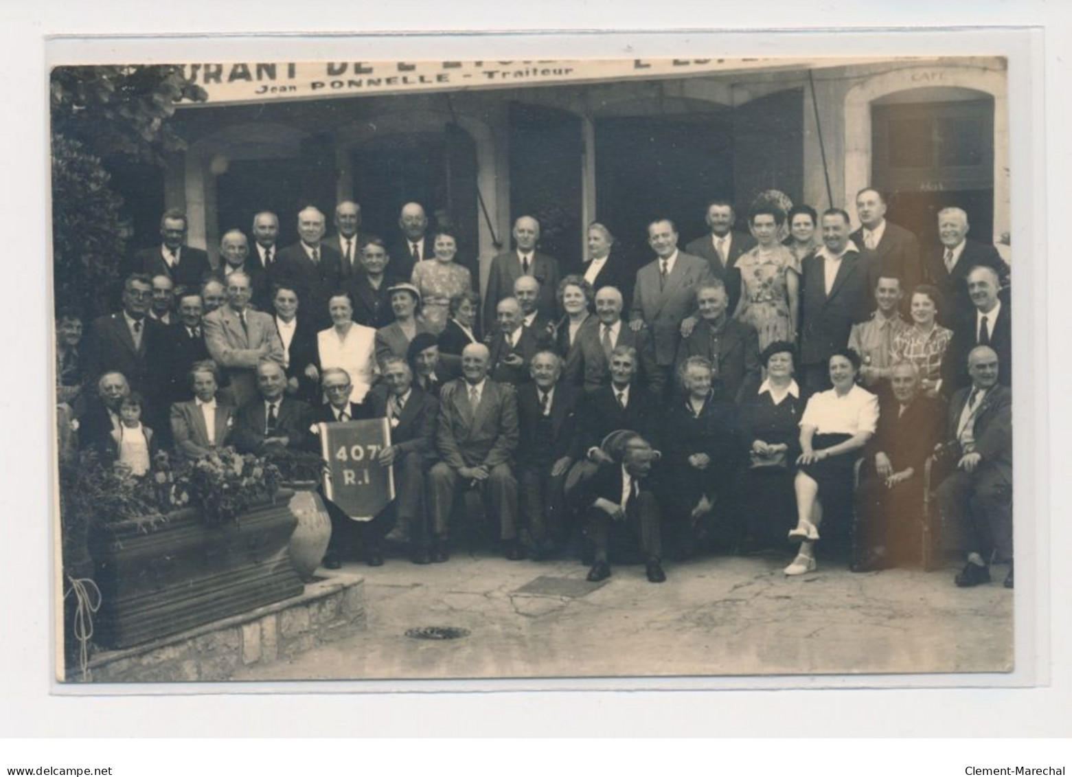 DIJON : Carte Photo - Groupe De Personnes Posant Devant Le Restaurant De Jean Bonnelle - Très Bon état - Dijon