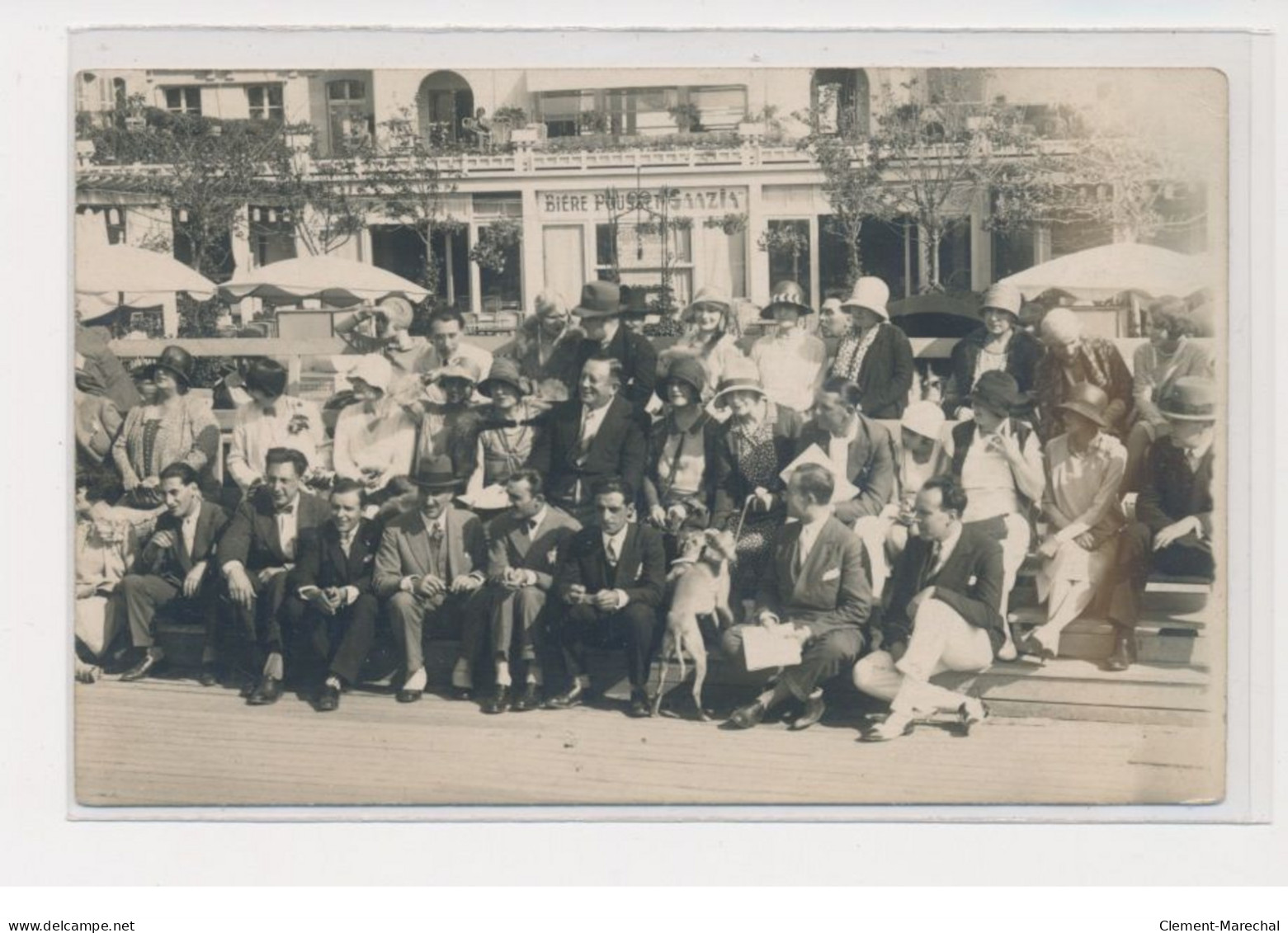 TROUVILLE - Carte Photo - Regroupement Devant Bière Saazia - Très Bon état - Deauville