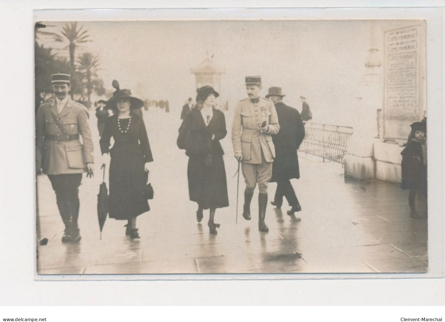 NICE - Militaires Et Femmes Marchant Dans La Rue (General Berange) - Très Bon état - Sonstige & Ohne Zuordnung