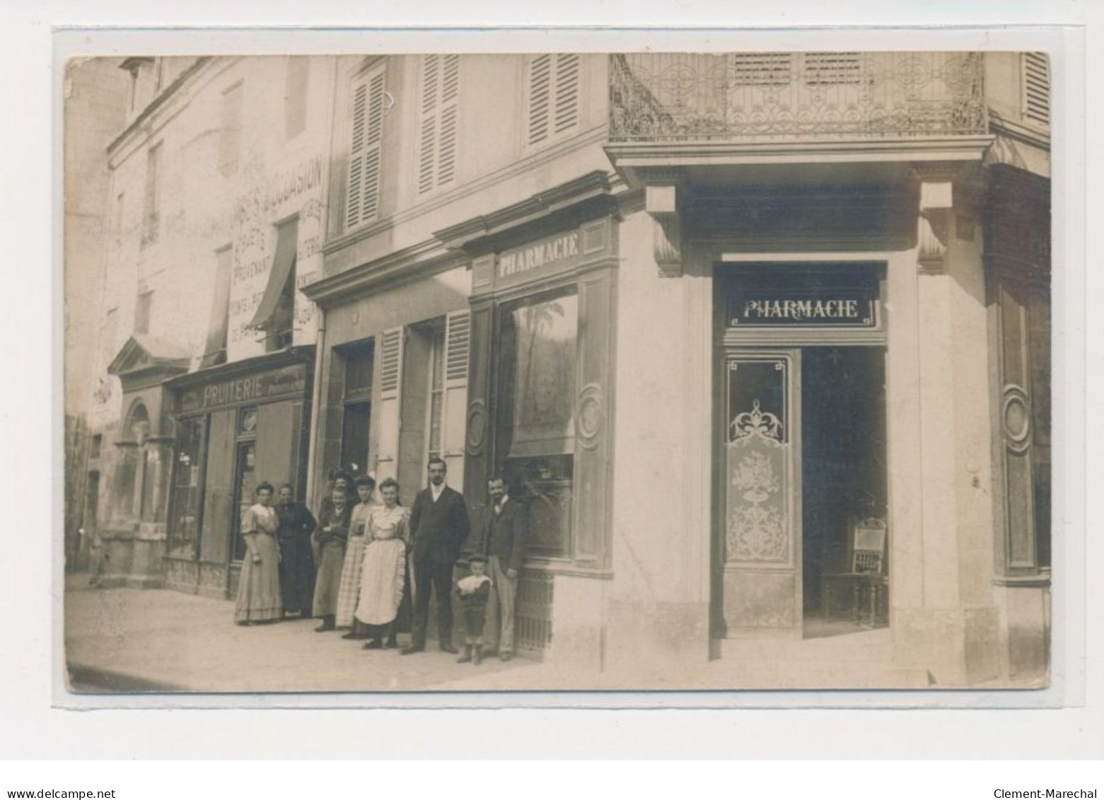 SOISSONS - Carte Photo - Fruiterie - Pharmacie - Près De La Fontaine De La Grosse Tête - Très Bon état - Soissons