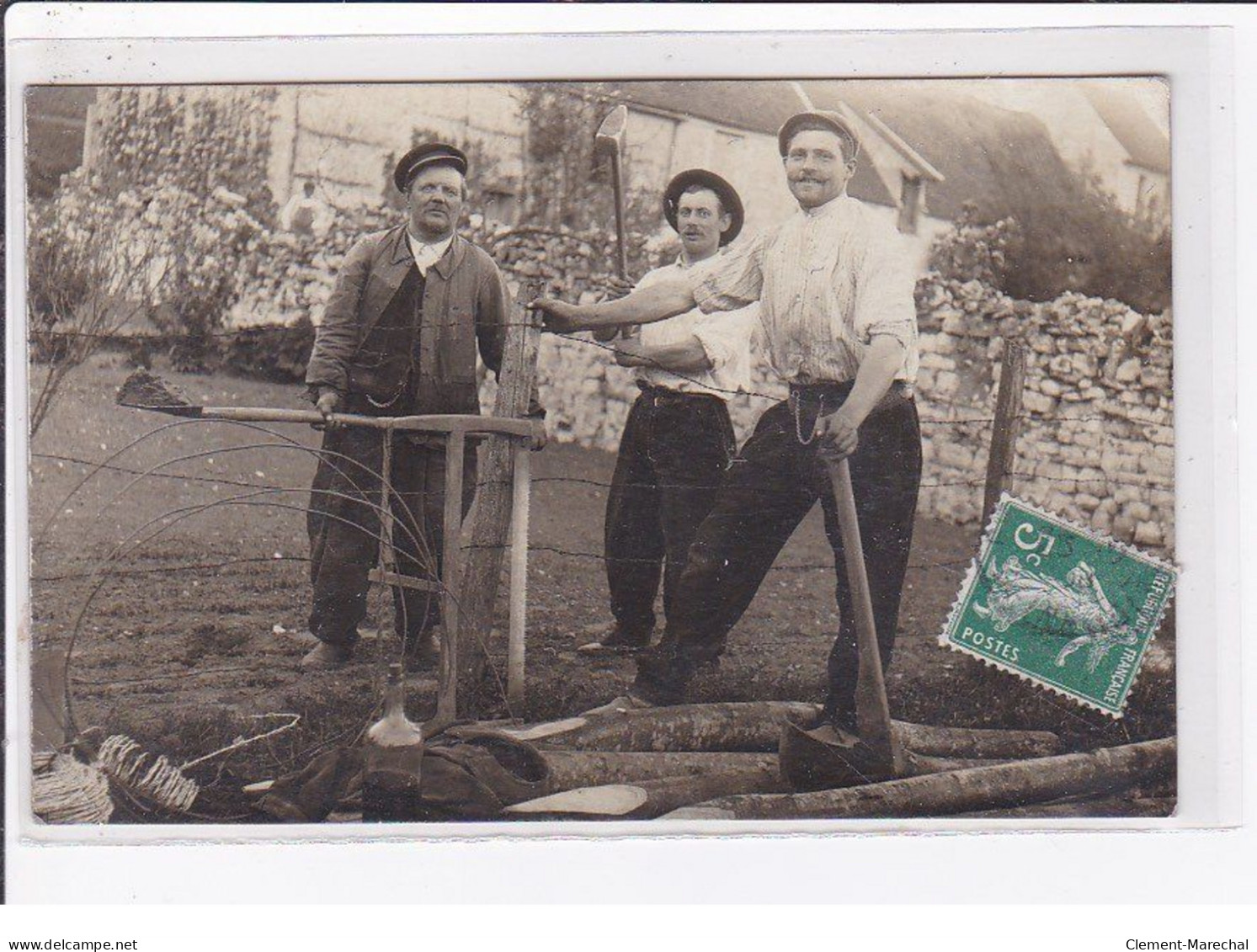 A LOCALISER : Carte Photo D'un Groupe D'hommes Travaillant à La Création D'une Barrière (bois - Hache) - état - Altri & Non Classificati