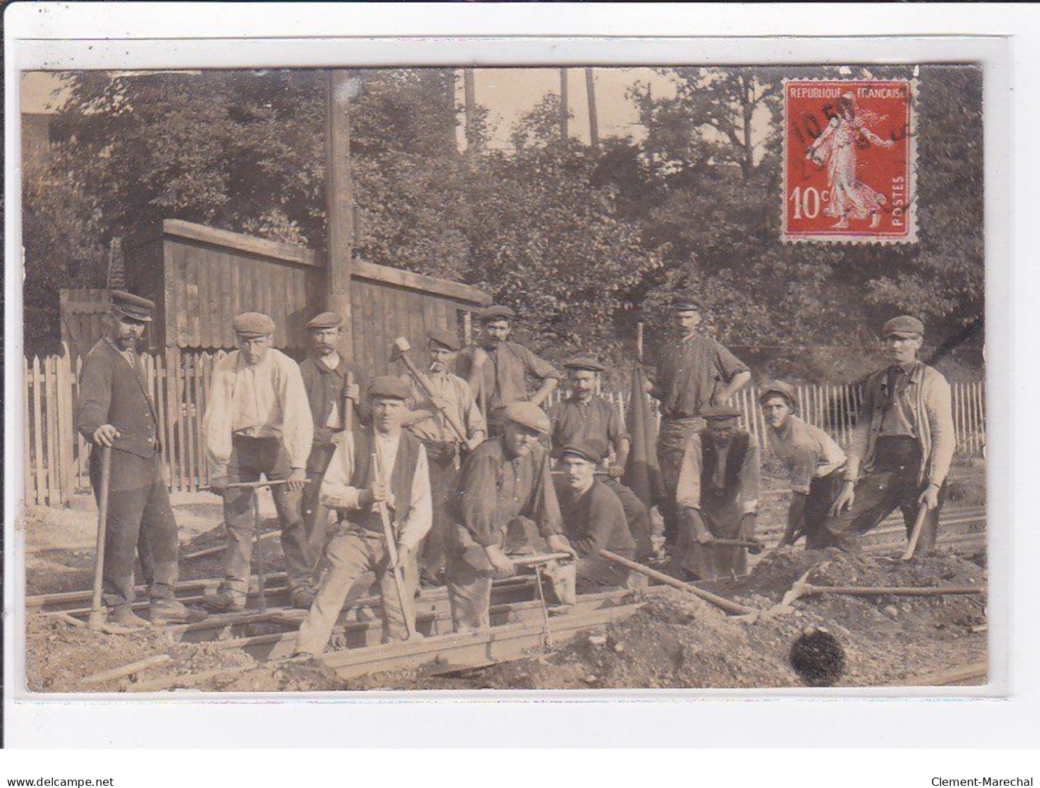 A LOCALISER : Carte Photo D'un Groupe D'hommes Travaillant Au Chemin De Fer - Très Bon état - Altri & Non Classificati