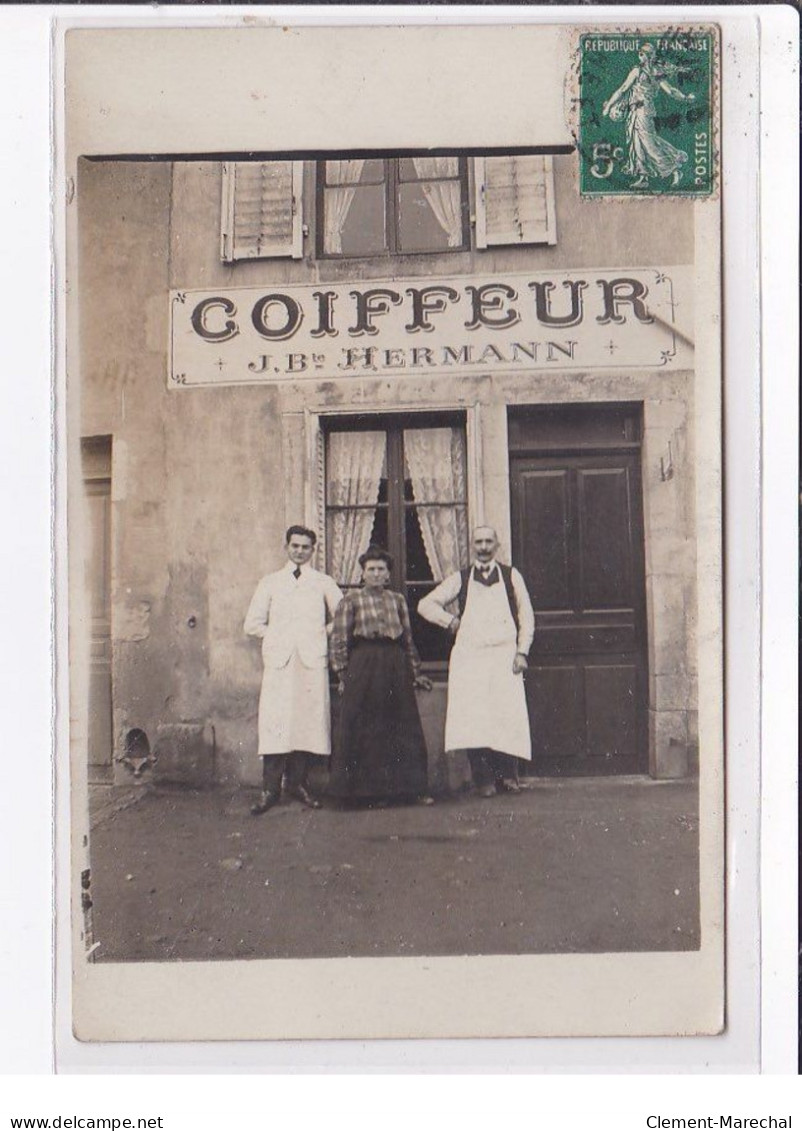 A LOCALISER : Carte Photo D'un Salon De Coiffure HERMANN (cachet De Départ De Seine Et Marne) - Très Bon état - Sonstige & Ohne Zuordnung